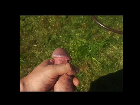❤️ Vruća zgodnica jebe svoju ružičastu macu i svršava špricom u ljetnom vrtu Ruski porno na hr.niceporn.ru ❤